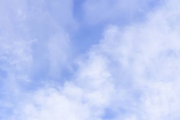 Een Prachtig Shot Van Een Lichtblauwe Lucht Met Dunne Wolken — Stockfoto
