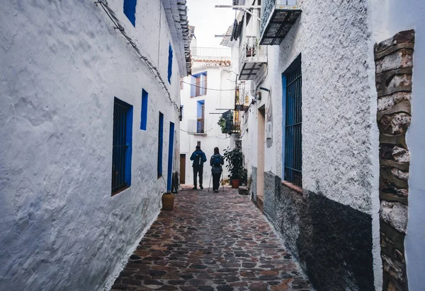 Los Turistas Que Exploran Ain Pequeño Pueblo Con Edificios Blancos — Foto de Stock