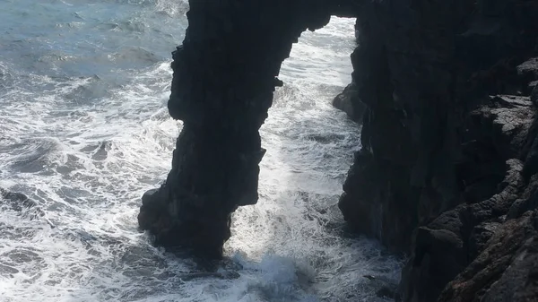 Tiro Alto Ángulo Olas Espumosas Estrellando Arco Rocoso Natural Del — Foto de Stock