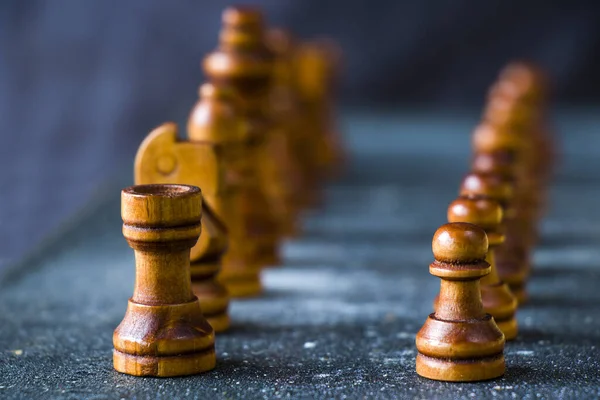 Eine Selektive Fokusaufnahme Hölzerner Schachfiguren Startposition Auf Einem Blau Gepunkteten — Stockfoto