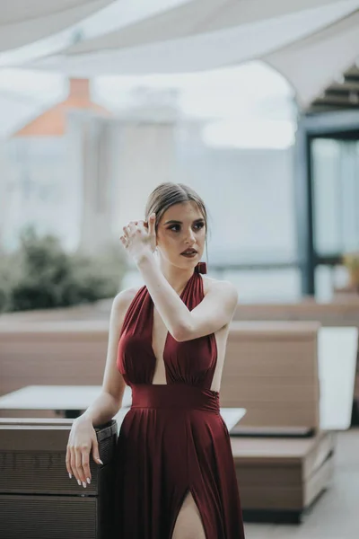 Uma Bela Mulher Caucasiana Sexy Vestido Vermelho Sem Costas Posando — Fotografia de Stock