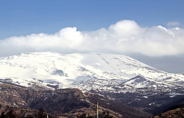Uma Vista Incrível Belas Montanhas Cobertas Neve Sob Céu Nublado — Fotografia de Stock