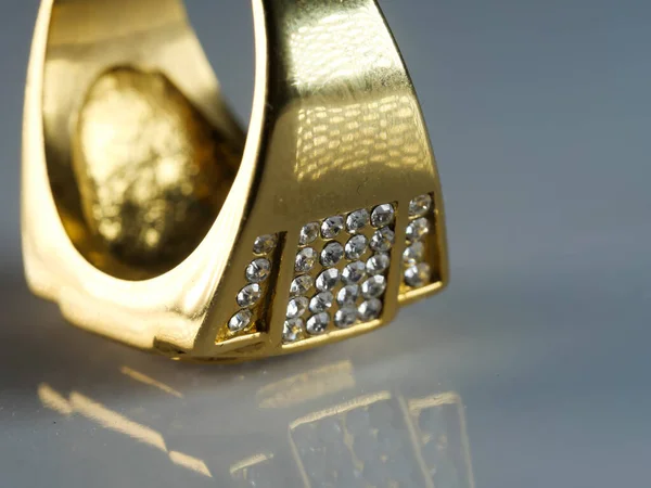 Close Anel Masculino Incrustado Com Diamantes Isolados Uma Superfície Branca — Fotografia de Stock