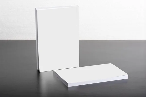 Δύο Βιβλία Λευκό Εξώφυλλο Σκούρο Γυαλιστερό Τραπέζι — Φωτογραφία Αρχείου