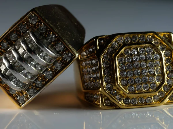 Close Anéis Masculinos Incrustados Com Diamantes Isolados Uma Superfície Branca — Fotografia de Stock