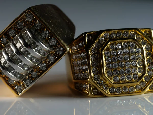 Primer Plano Anillos Hombres Incrustados Con Diamantes Aislados Una Superficie — Foto de Stock