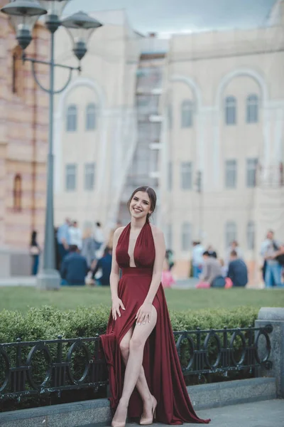 Egy Gyönyörű Szexi Kaukázusi Piros Hátnélküli Ruhában Pózol Szabadban — Stock Fotó