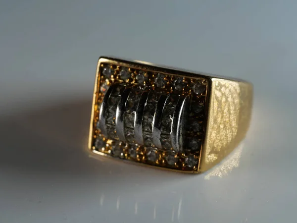 Zbliżenie Pierścienia Męskiego Inkrustowanego Diamentami Wyizolowanymi Białej Powierzchni — Zdjęcie stockowe