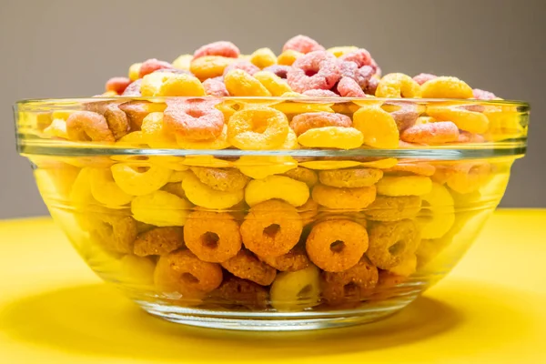 Primer Plano Tazón Cereal Colores Una Superficie Amarilla Bajo Las —  Fotos de Stock