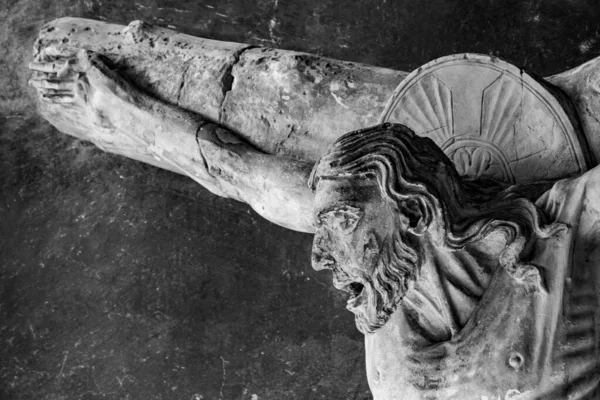 Grayscale Záběr Sochy Ježíšova Ukřižování — Stock fotografie