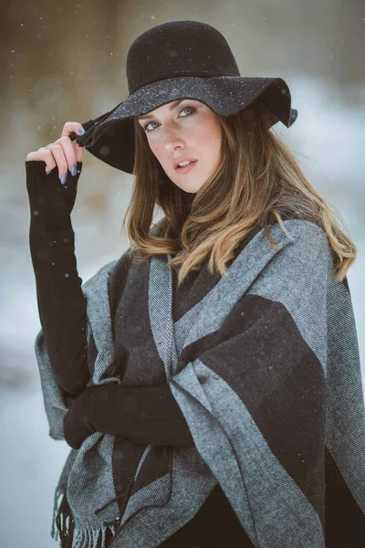 Portrait Young Woman Wearing Hat Oversized Blanket Scarf Standing Winter — Foto de Stock