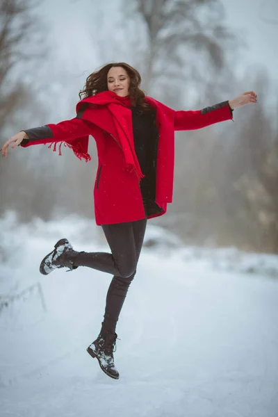 Полная Фотография Молодой Счастливой Брюнетки Прыгающей Снежном Лесу Стильном Красном — стоковое фото