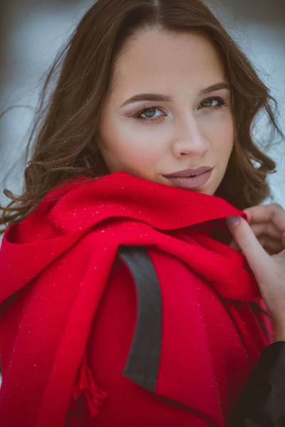 코트를 눈덮인 속에서 스카프를 소녀의 — 스톡 사진