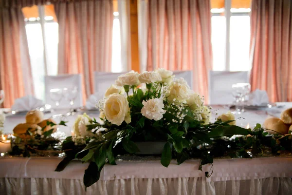 Beau Cliché Arrangement Floral Sur Une Table Lors Une Réception — Photo