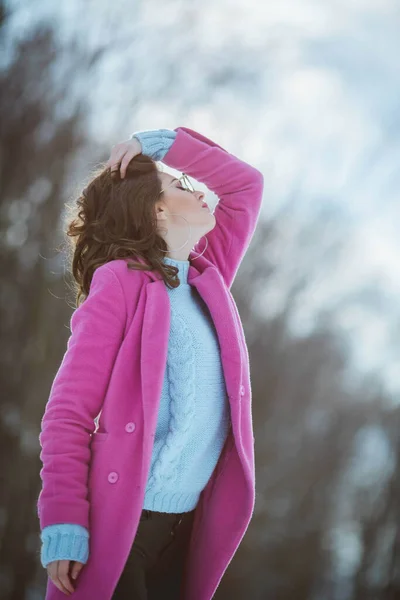 Mladá Brunetka Dívka Brýlemi Sobě Růžový Kabát Pózuje Sněhu Zatímco — Stock fotografie