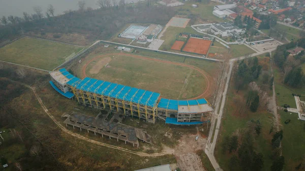 霧の多い天候で撮影されたサッカー場の空中ショット — ストック写真