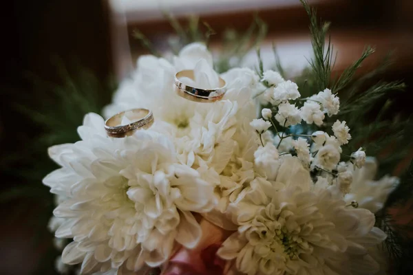 Een Close Shot Van Trouwringen Bovenop Een Boeket Bloemen — Stockfoto