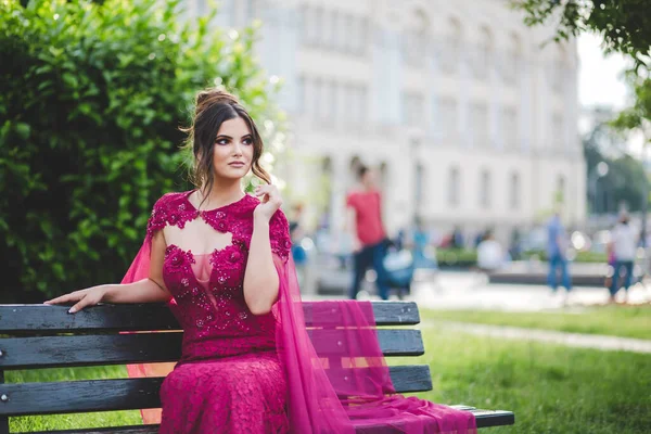 Nahaufnahme Einer Weißen Kaukasischen Frau Einem Eleganten Kleid — Stockfoto