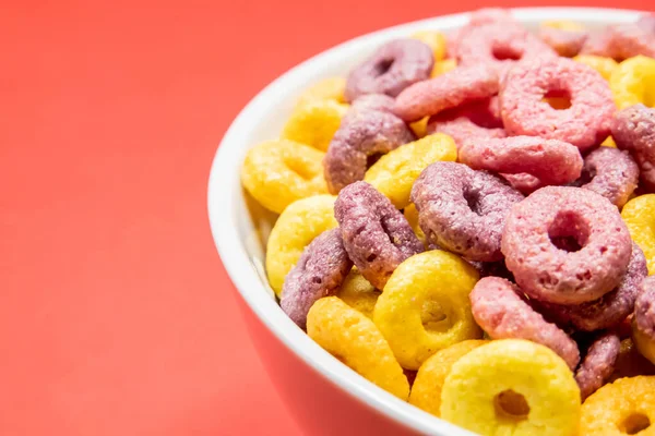 Primer Plano Anillos Cereales Colores Tazón Aislado Sobre Fondo Rojo — Foto de Stock