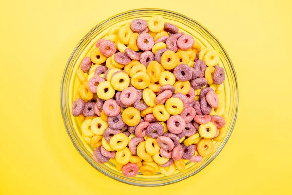 Eine Draufsicht Auf Frühstücksflockenringe Schüssel Isoliert Auf Gelbem Hintergrund — Stockfoto