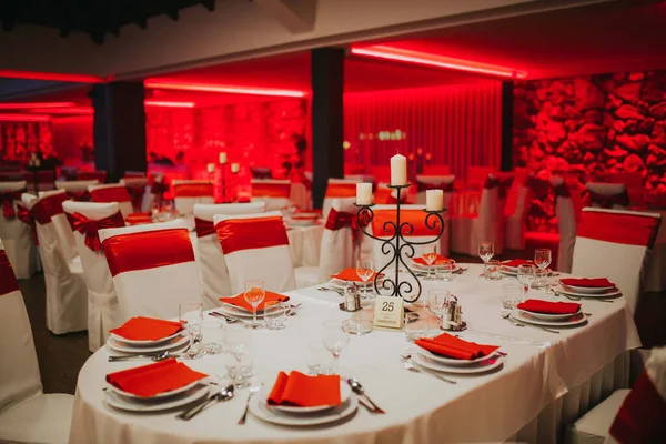 Une Élégante Table Mise Place Motif Rouge Blanc Réception Mariage — Photo