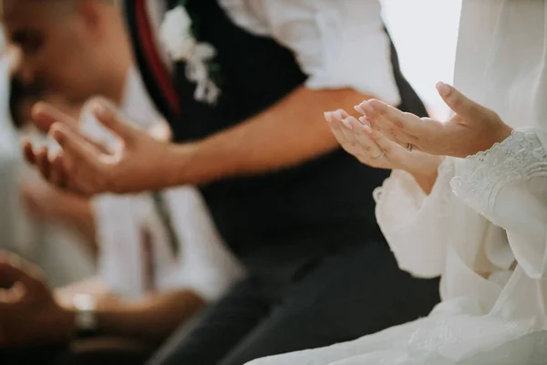 Een Oppervlakkige Focus Shot Van Bruidegom Bruid Handen Tijdens Huwelijksceremonie — Stockfoto