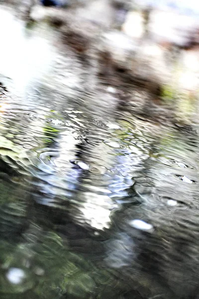 Eine Selektive Fokusaufnahme Von Flusswasser Mit Regentropfen — Stockfoto