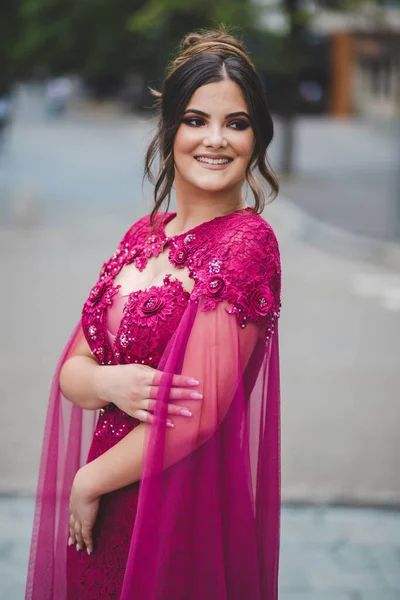 Vertical Shot Beautiful White Caucasian Woman Posing Blurred Background — стоковое фото