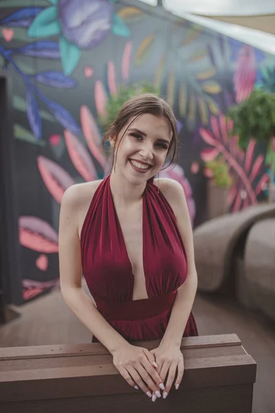 Enfoque Superficial Una Mujer Alegre Elegante Con Vestido Rojo Café —  Fotos de Stock