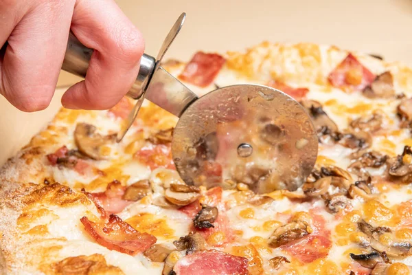 Closeup Person Cutting Delicious Pizza Bacon Cheese Mushrooms Sauces Wheel — Stock Photo, Image