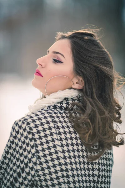 Side Virew Young Ute Brunette Girl Stylish Winter Outfit Posing — Stockfoto