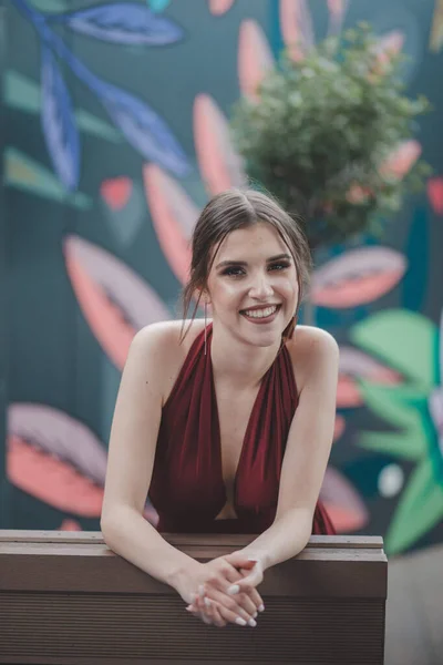 在波斯尼亚和黑塞哥维那一个户外咖啡馆里 一个穿着红色衣服的快乐的女人的肤浅焦点 — 图库照片