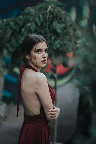 Retrato Uma Jovem Mulher Vestindo Vestido Vermelho Jardim Bósnia Herzegovina — Fotografia de Stock