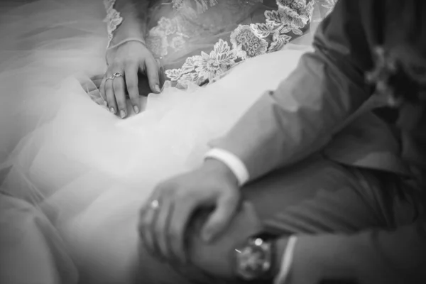 Grayscale Shot Groom Bride Hands Wedding Ceremony — Stock Photo, Image