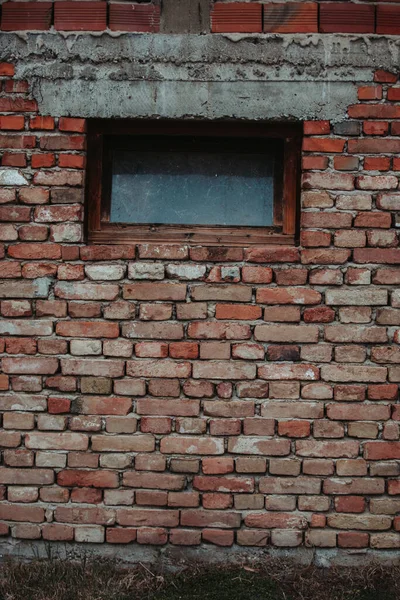 Taştan Bir Pencerenin Dikey Görüntüsü — Stok fotoğraf