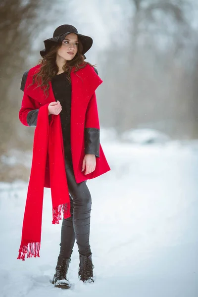 Een Volledig Lichaam Shot Van Een Jonge Brunette Meisje Dragen — Stockfoto