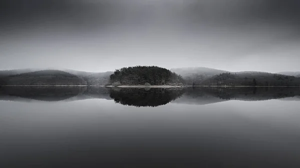 Une Belle Vue Panoramique Sur Parc Brumeux Effrayant Avec Lac — Photo