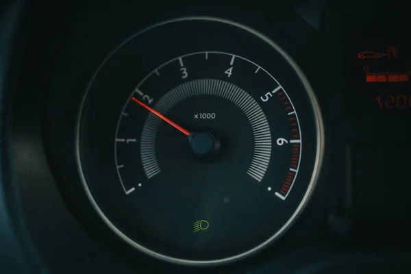 Arabadaki Takometre Hız Göstergesine Yakın Çekim — Stok fotoğraf