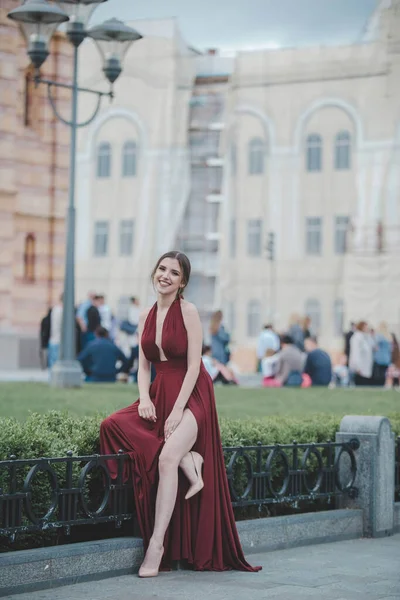 Неглибокий Фокус Молодої Веселої Жінки Червоній Сукні Високими Підборами Парку — стокове фото