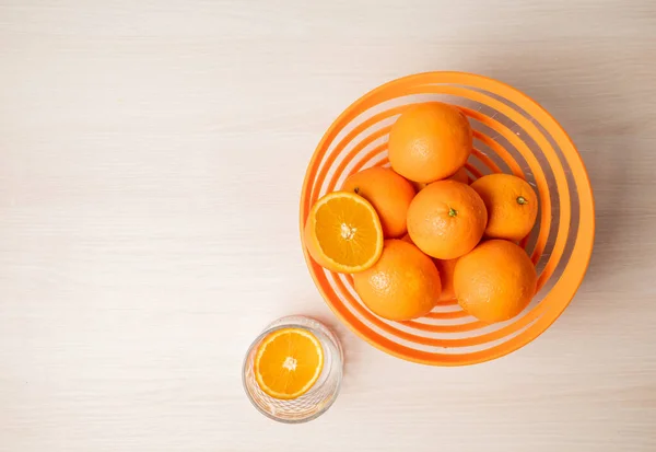 Nahaufnahme Einer Schale Mit Frischen Orangen Auf Einer Holzoberfläche — Stockfoto