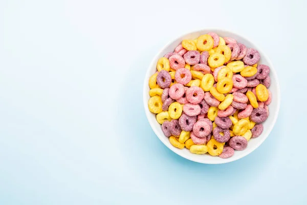 Una Vista Superior Los Anillos Cereales Colores Tazón Aislado Sobre — Foto de Stock