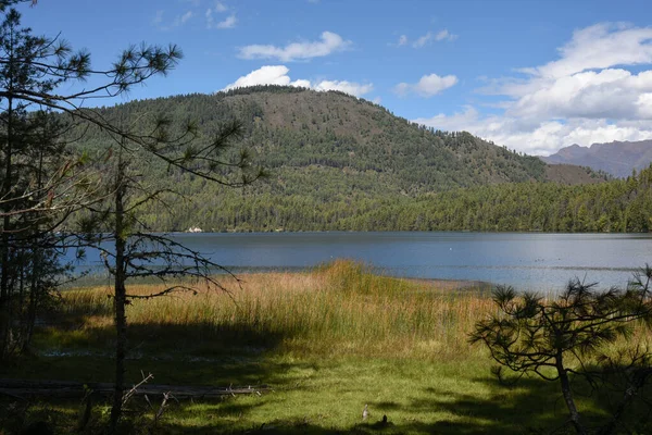山の中の湖の一部 — ストック写真