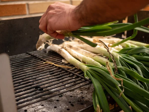 Männliche Hände Putzen Zwiebelsprossen Zum Kochen — Stockfoto