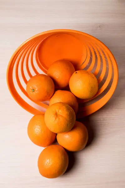 Een Verticaal Shot Van Een Kom Met Sinaasappels Die Eruit — Stockfoto