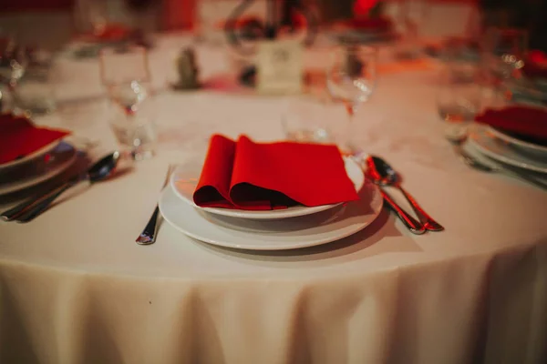 Nahaufnahme Eines Eleganten Tisches Mit Roter Serviettendekoration — Stockfoto