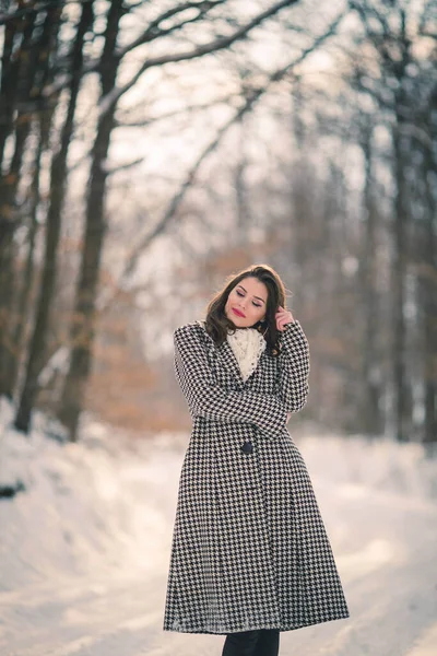 Full Body Shot Thoughtful Brunette Girl Stylish Winter Outfit Standing — 스톡 사진