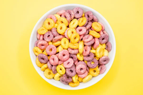 Una Vista Superior Tazón Cereal Sobre Una Superficie Amarilla Bajo — Foto de Stock