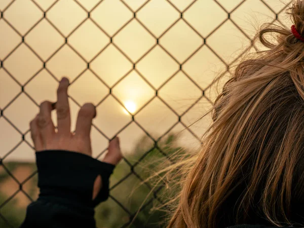 Blond Vrouw Leunend Een Hek Bij Zonsondergang — Stockfoto