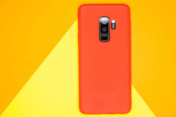 Primer Plano Teléfono Inteligente Rojo Una Superficie Papel Amarillo — Foto de Stock