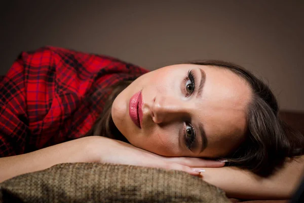 Portrait Smiling Brunette Girl Resting Her Hands Head Small Pillowwearing — ストック写真